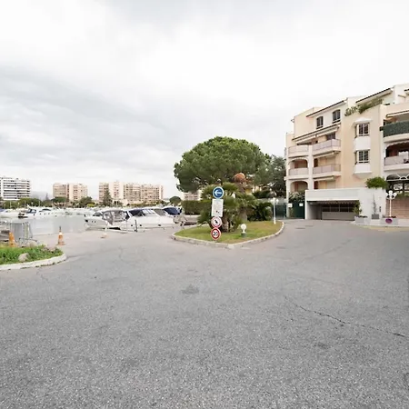 Spacious With Pool Located In The Marina Of Apartment *