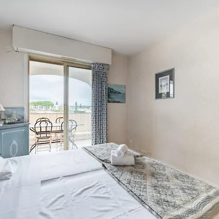 Spacious With Pool Located In The Marina Of